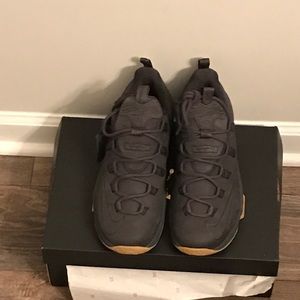 New Nike Lebron XIII 13 Low Anthracite Gum Size 10